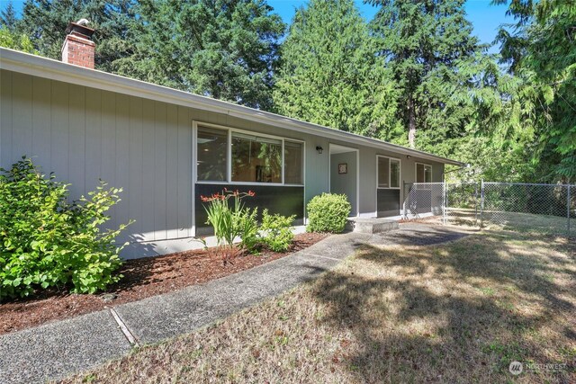 ranch-style house with a front yard