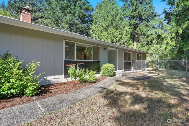 single story home with a front lawn