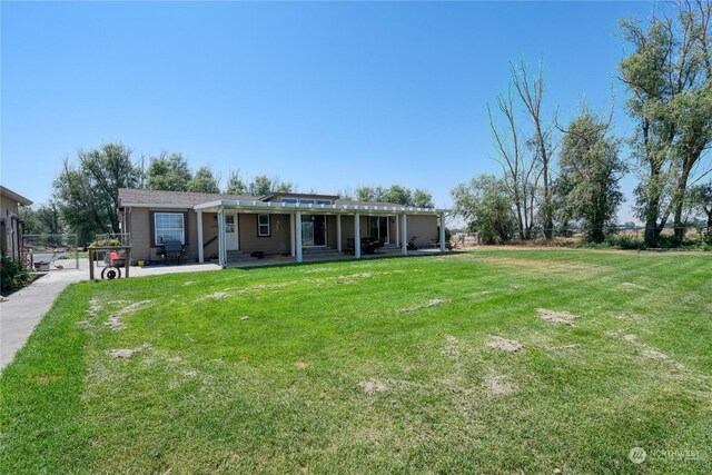 single story home featuring a front yard