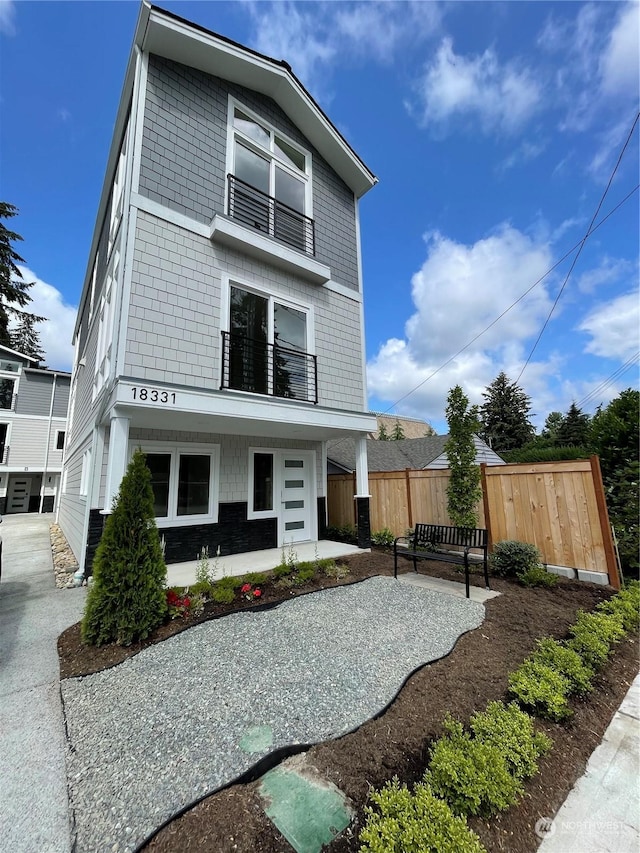 view of front of property featuring a balcony