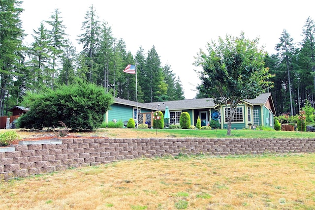 ranch-style house featuring a front lawn