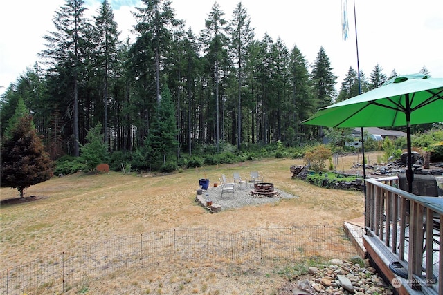 view of yard featuring an outdoor fire pit