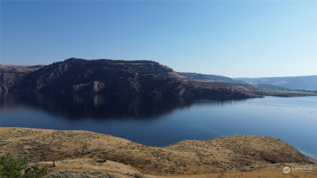 water view featuring a mountain view