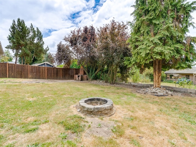 view of yard featuring a fire pit