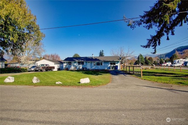 single story home with a front yard