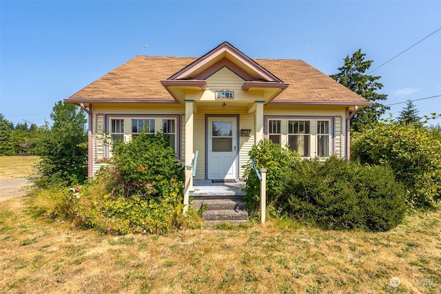 view of front of house featuring a front lawn