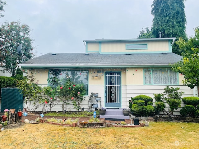 view of front of property featuring a front yard