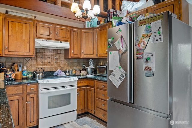 kitchen featuring a notable chandelier, tasteful backsplash, light hardwood / wood-style floors, stainless steel refrigerator, and white electric range oven