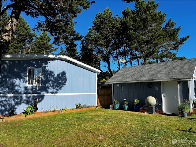 view of side of property featuring a lawn