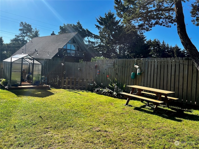 view of yard featuring an outdoor structure