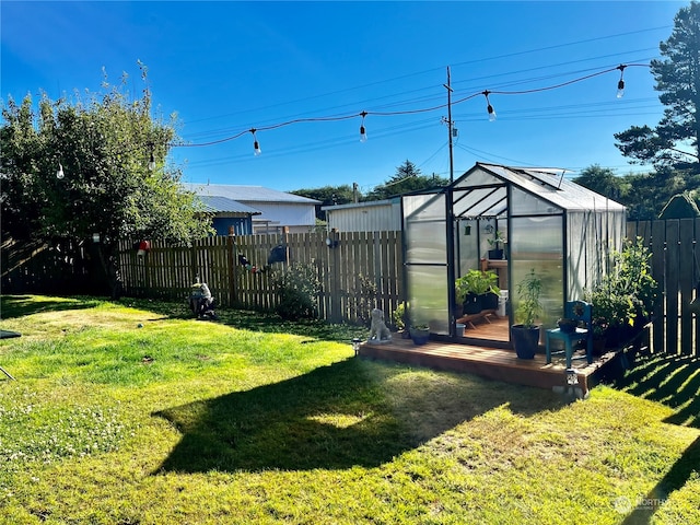 view of yard featuring an outdoor structure