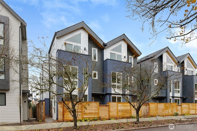 view of front of property with a fenced front yard