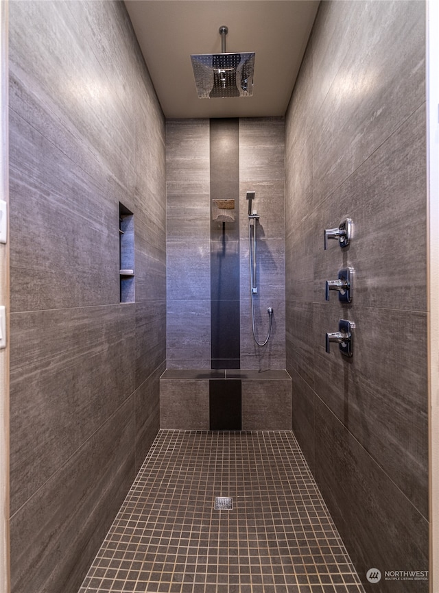 bathroom featuring tiled shower