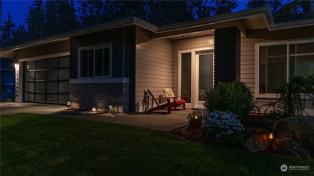 view of front of house featuring a garage and a yard