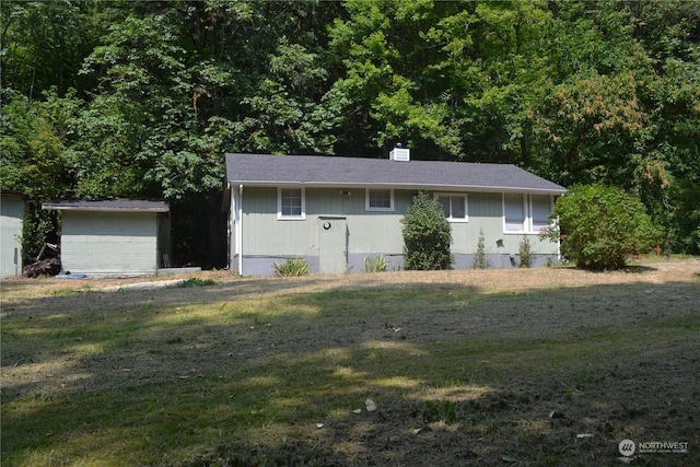 single story home with a front lawn