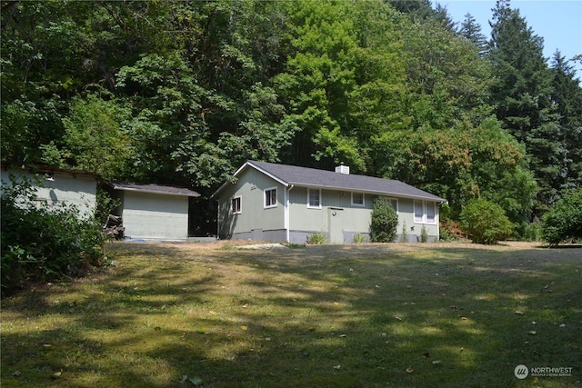 view of front of property featuring a front yard