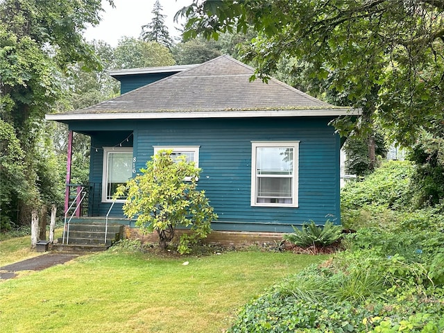 view of side of property featuring a lawn