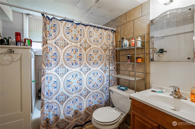 full bathroom featuring toilet, shower / tub combo with curtain, and vanity