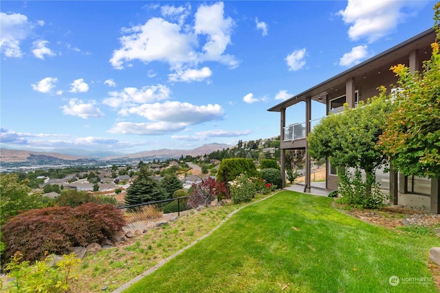 view of yard with a mountain view