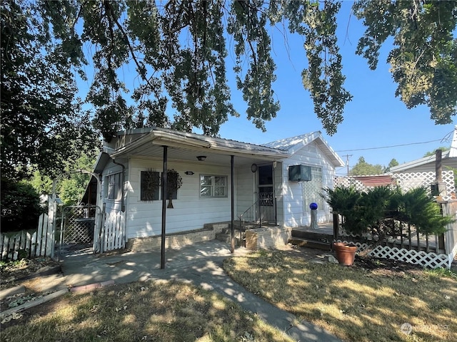 view of front facade featuring a front yard