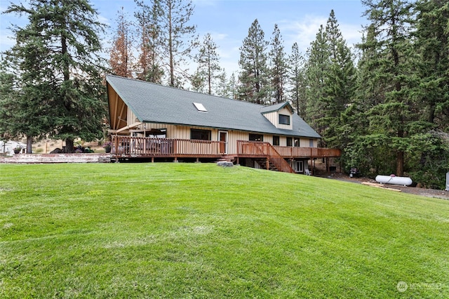 view of front of property featuring a deck and a front yard