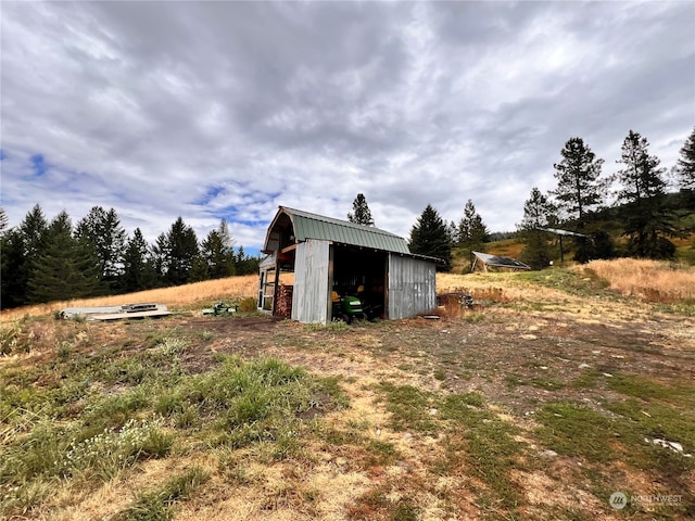 view of yard with an outdoor structure