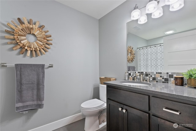 full bath featuring baseboards, visible vents, decorative backsplash, toilet, and vanity