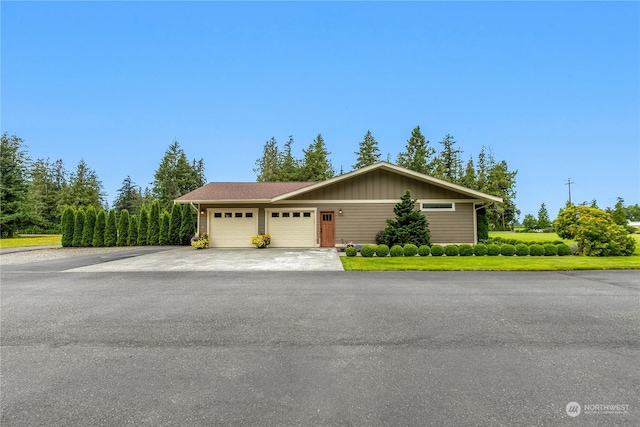 view of front facade with a garage and driveway