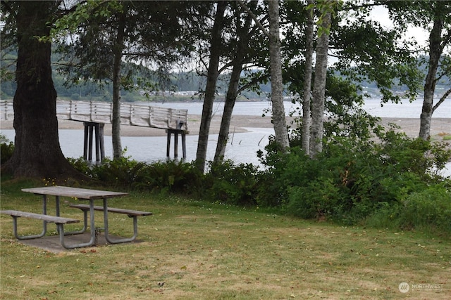 view of yard featuring a water view