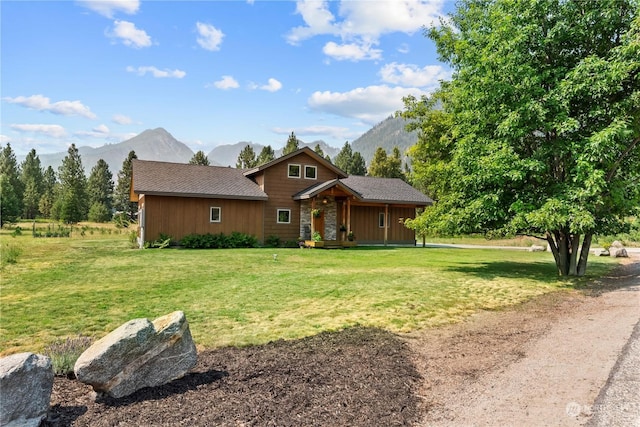 view of front facade featuring a mountain view and a front lawn