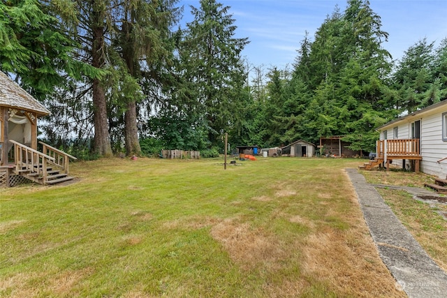 view of yard featuring a storage unit