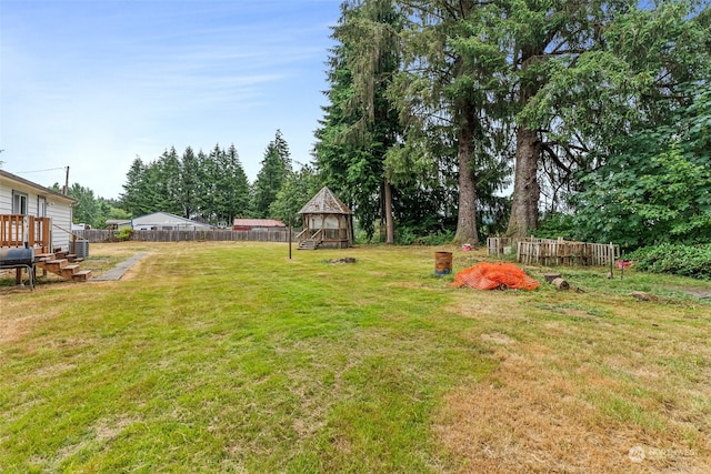 view of yard featuring an outbuilding