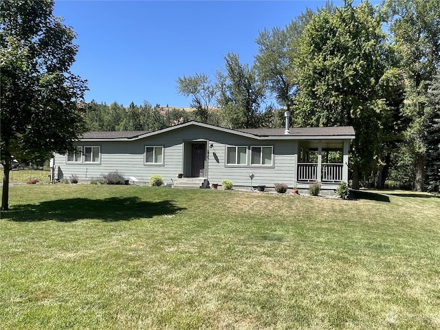 view of front of property featuring a front yard