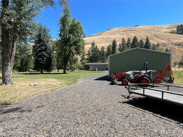 view of yard with a mountain view