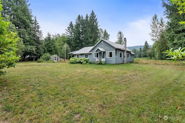 view of yard featuring a storage shed