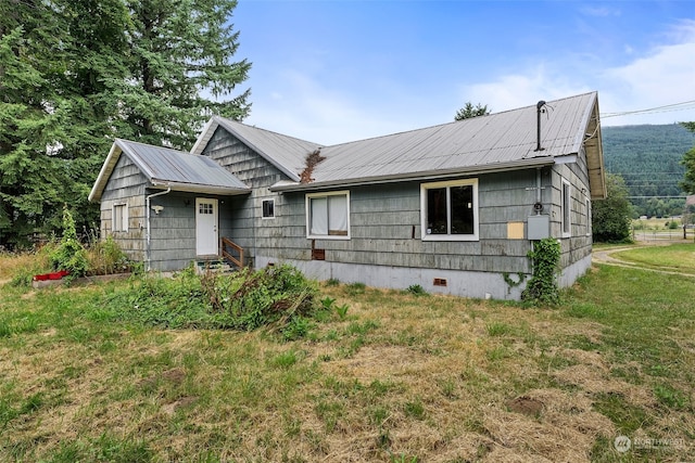 view of front of house with a front lawn