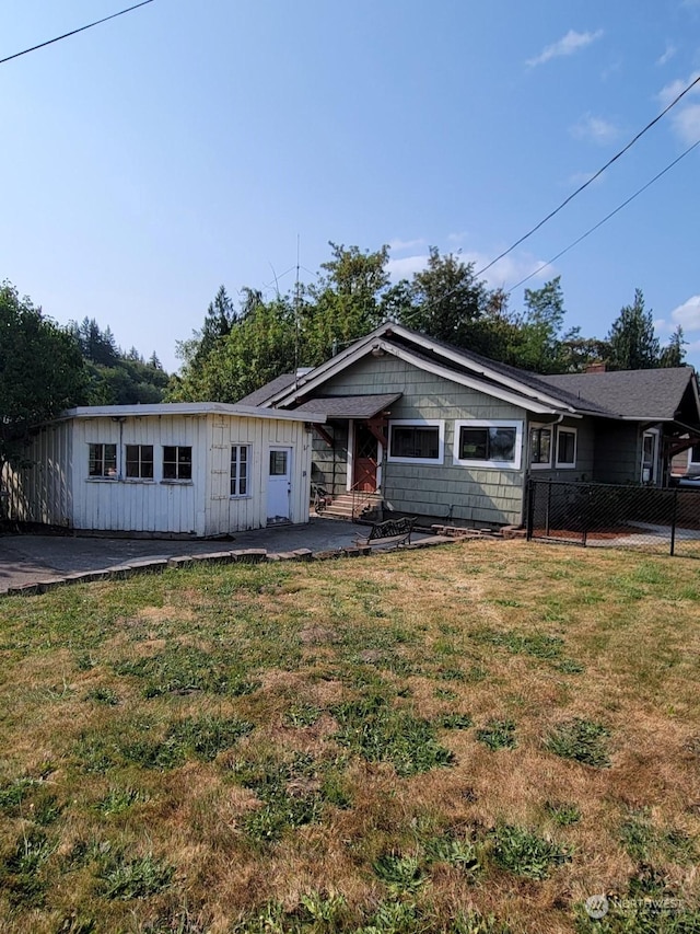 single story home with a front lawn