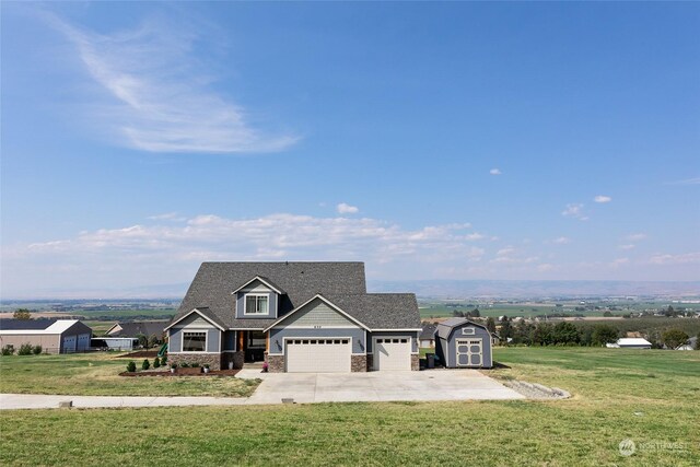 view of front of property featuring a front lawn