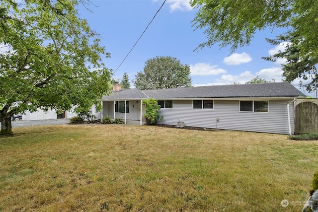 view of front of house featuring a front lawn