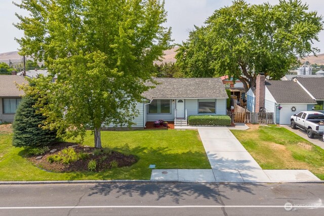 view of front facade featuring a garage and a front yard