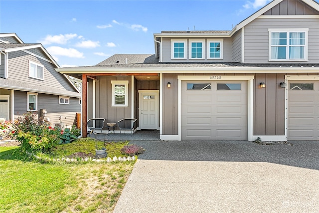 view of front facade with a garage