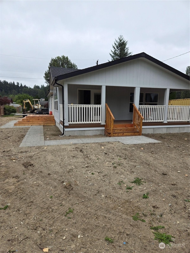 view of front of property featuring covered porch