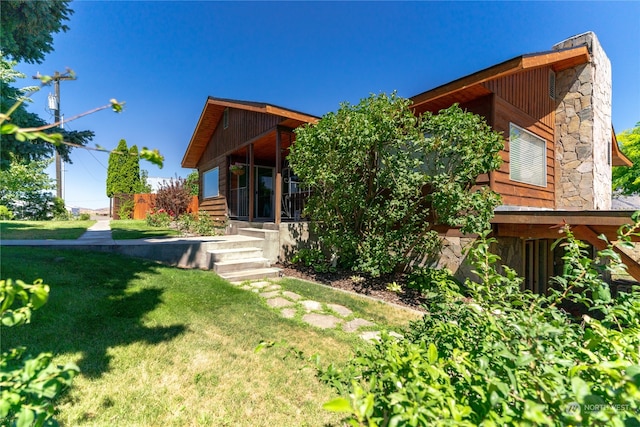 view of front of home with a front lawn