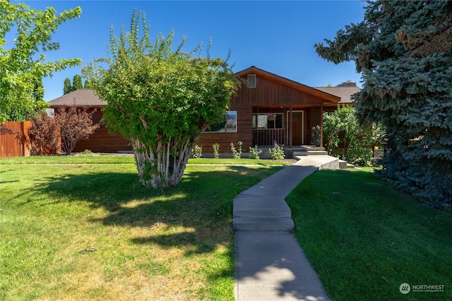 view of front of property featuring a front yard