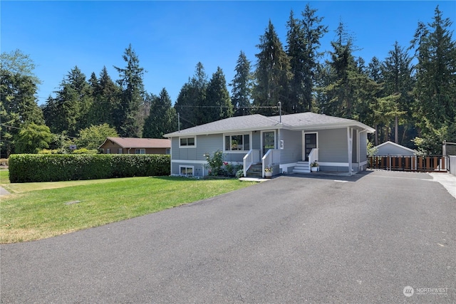 view of front of house featuring a front lawn