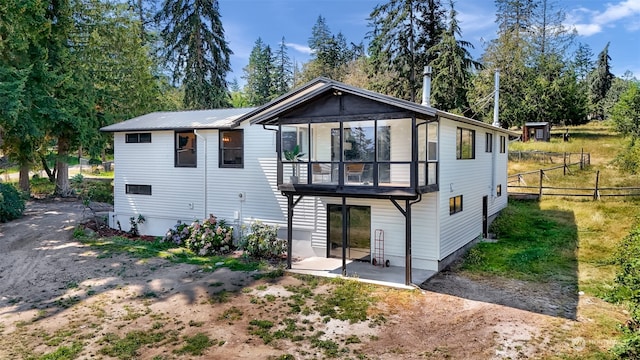 view of front facade featuring metal roof, a patio, fence, and driveway