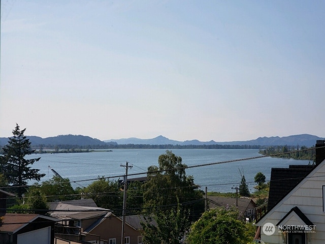 water view with a mountain view