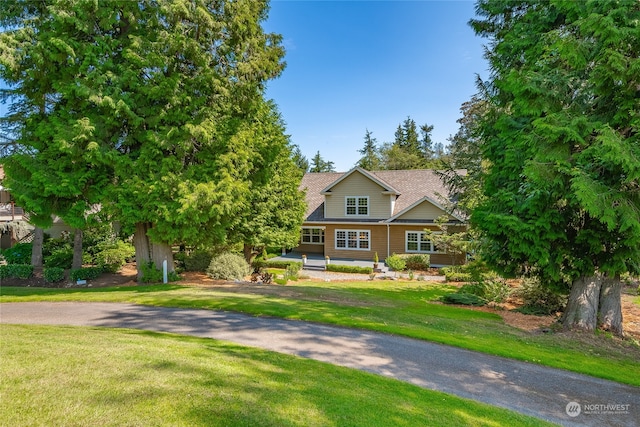 view of front of house featuring a front lawn