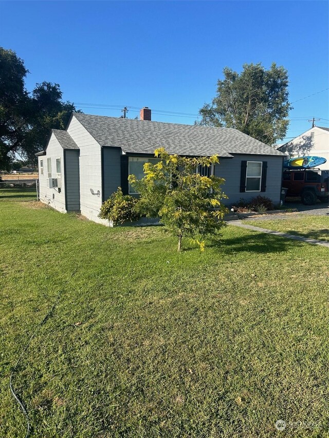 ranch-style house featuring a front yard