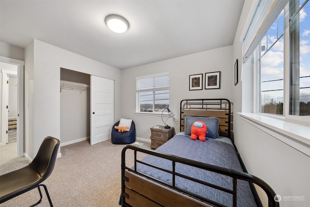 bedroom featuring carpet flooring and a closet